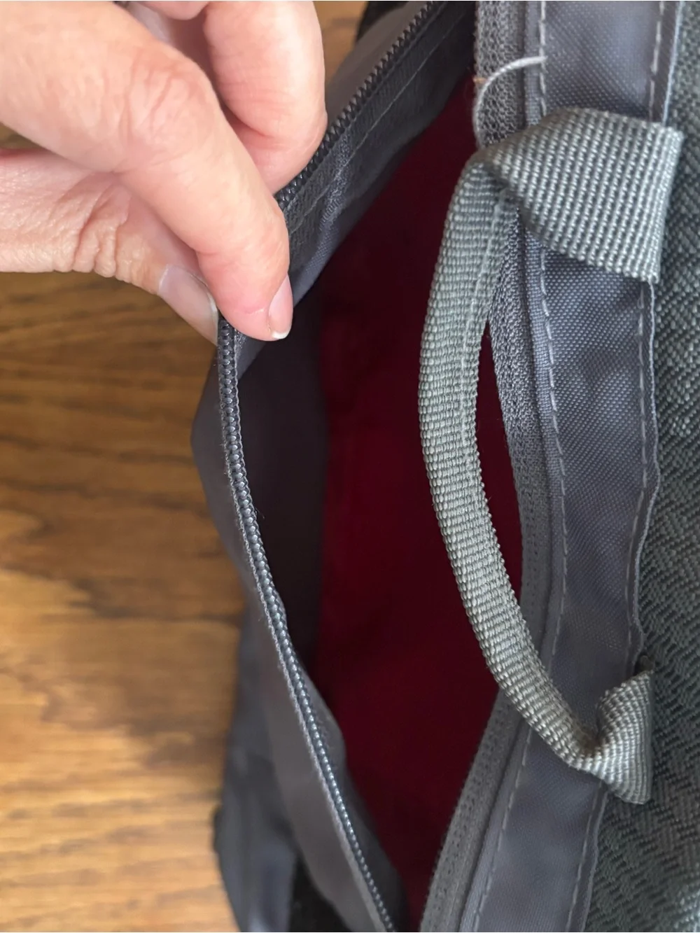 SwissGear Gray Messenger Bag with Red Accents